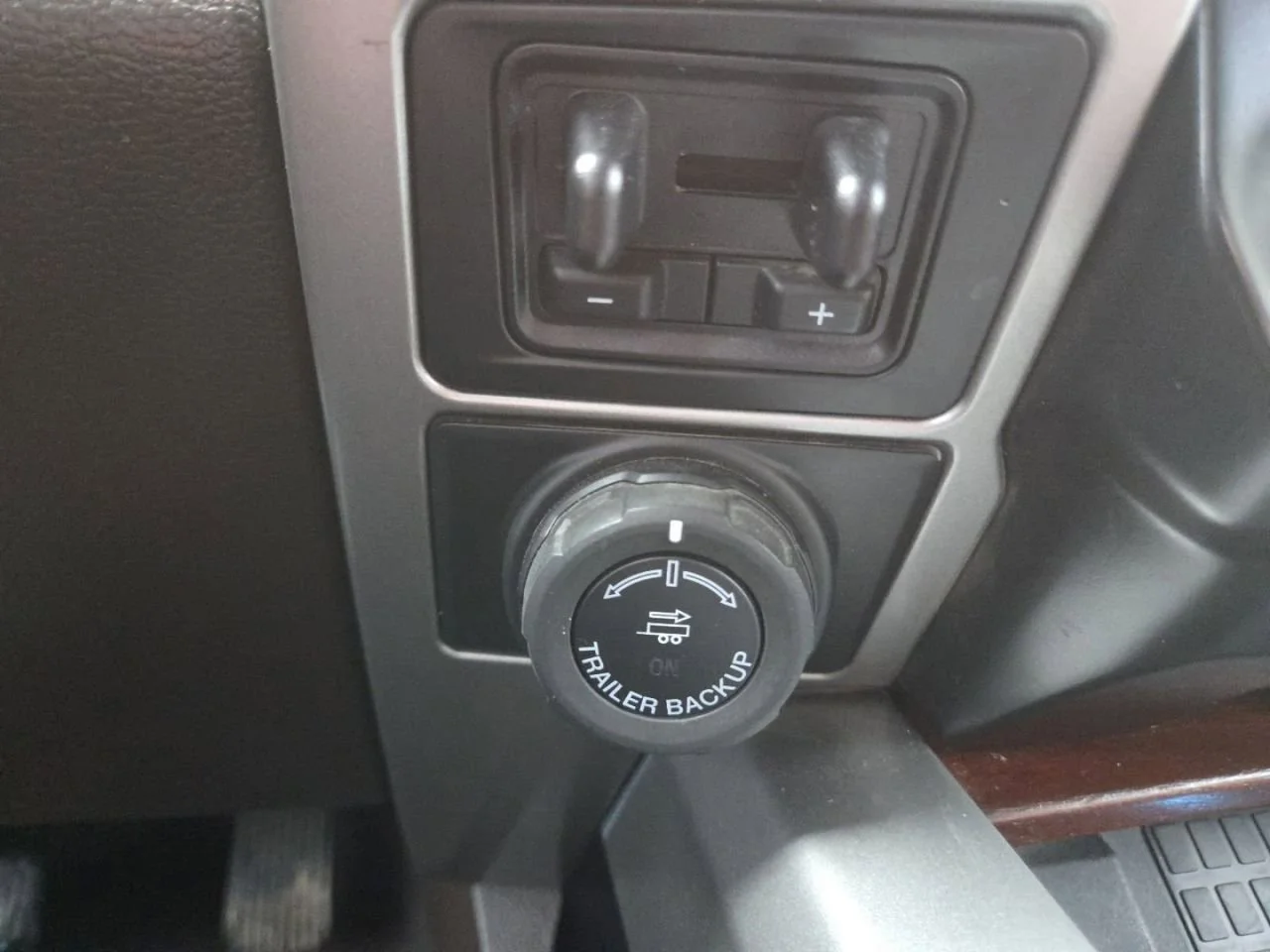 Used 2022  Ford XL image 11