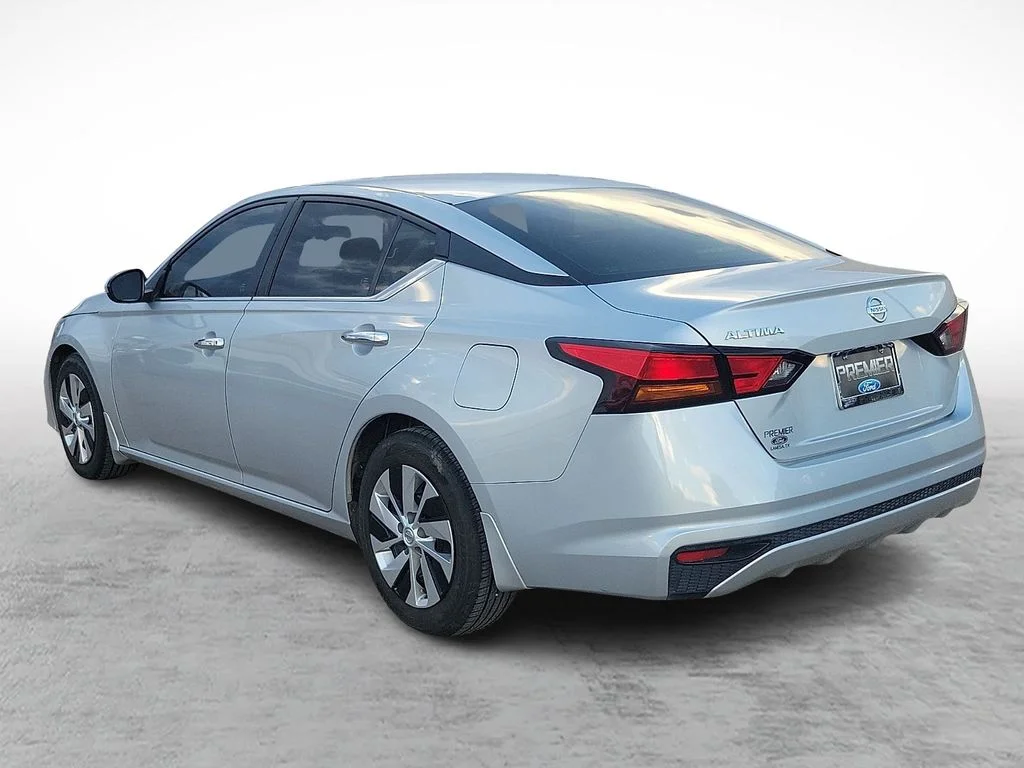Used 2022 Silver Nissan 2.5 S image 7