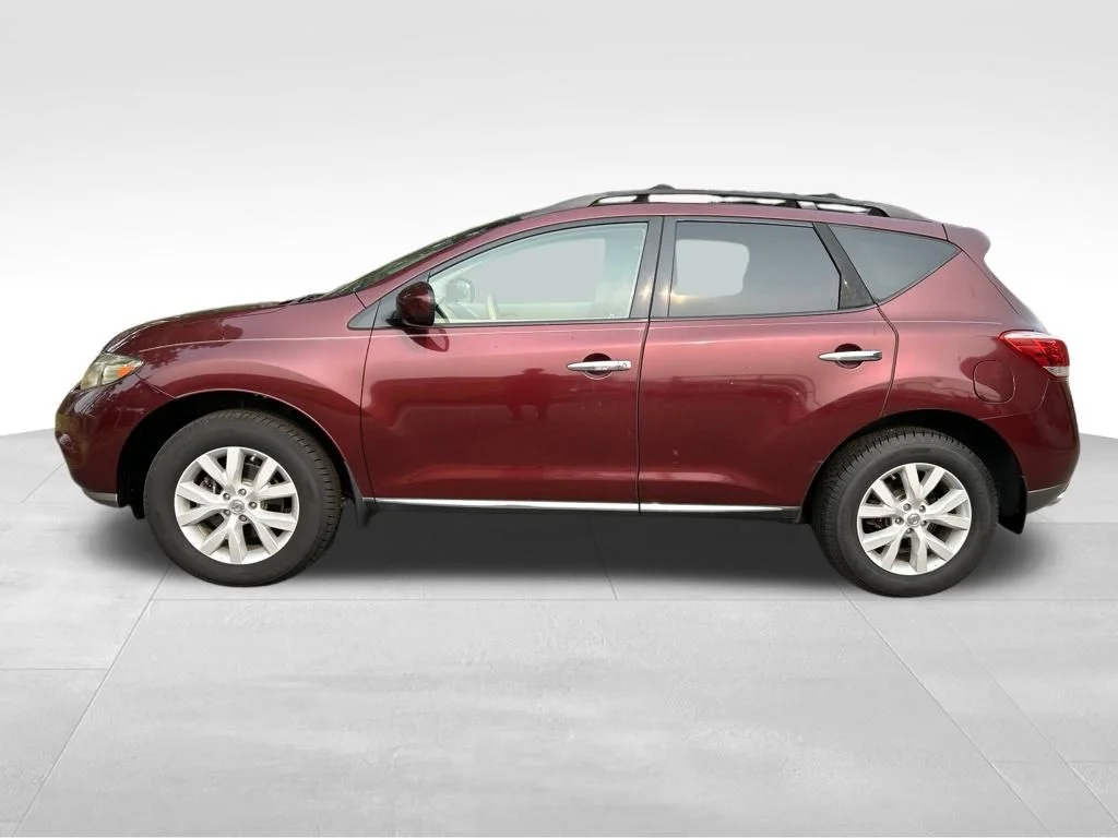 Used 2011 Red Nissan SL image 2