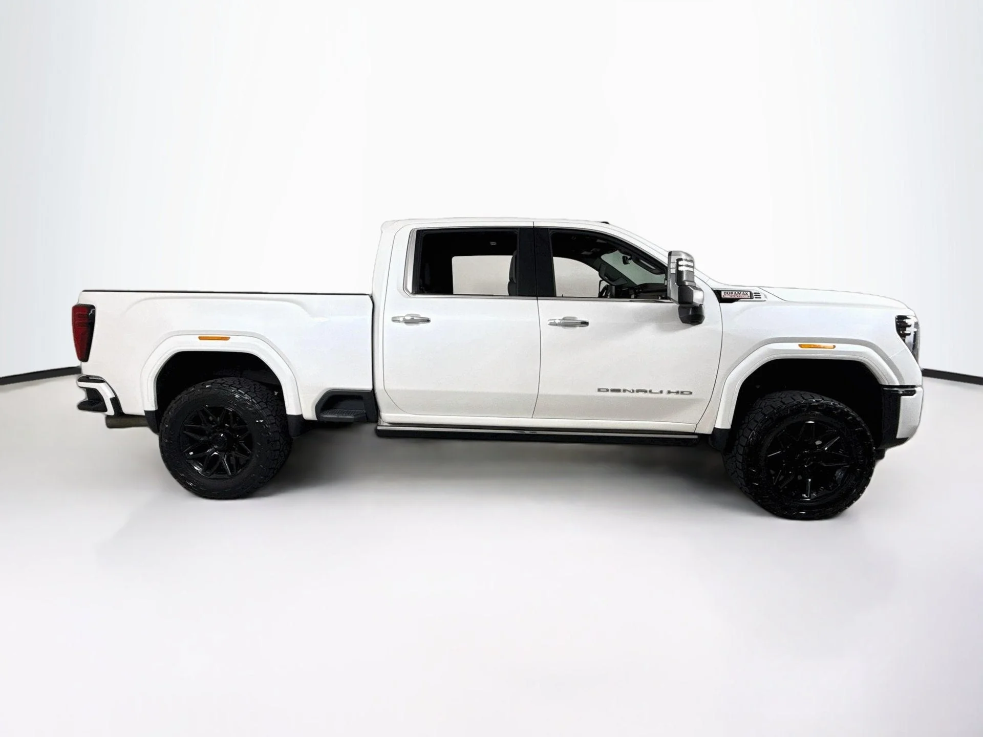 Used 2024 White Frost Tricoat GMC Denali image 8