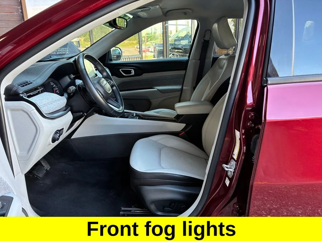 Used 2022 Red Jeep Latitude image 16