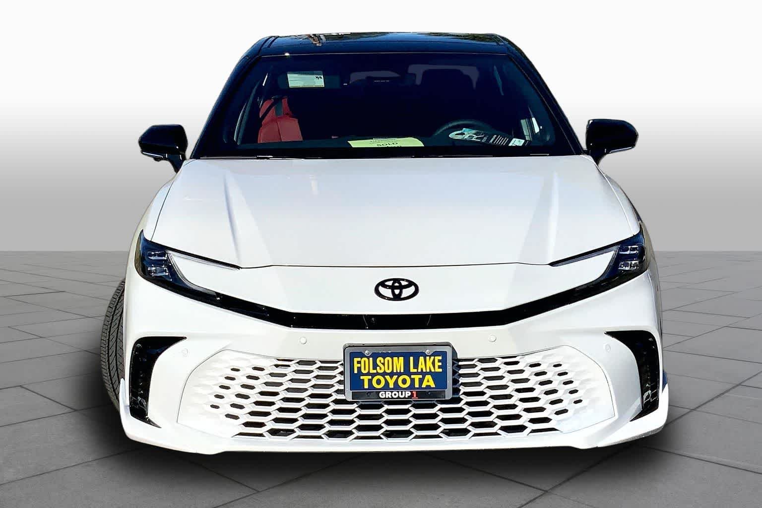 New 2026 Wind Chill Pearl with Midnight Black Metallic roof Toyota XSE image 3