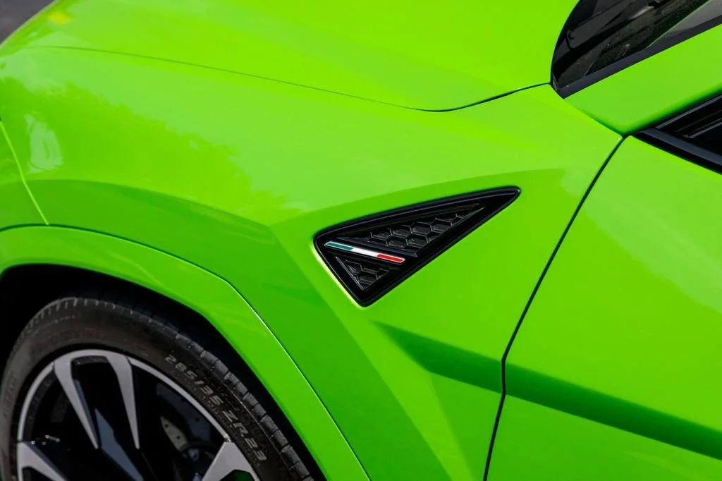 Used 2025 Green Lamborghini SE image 17