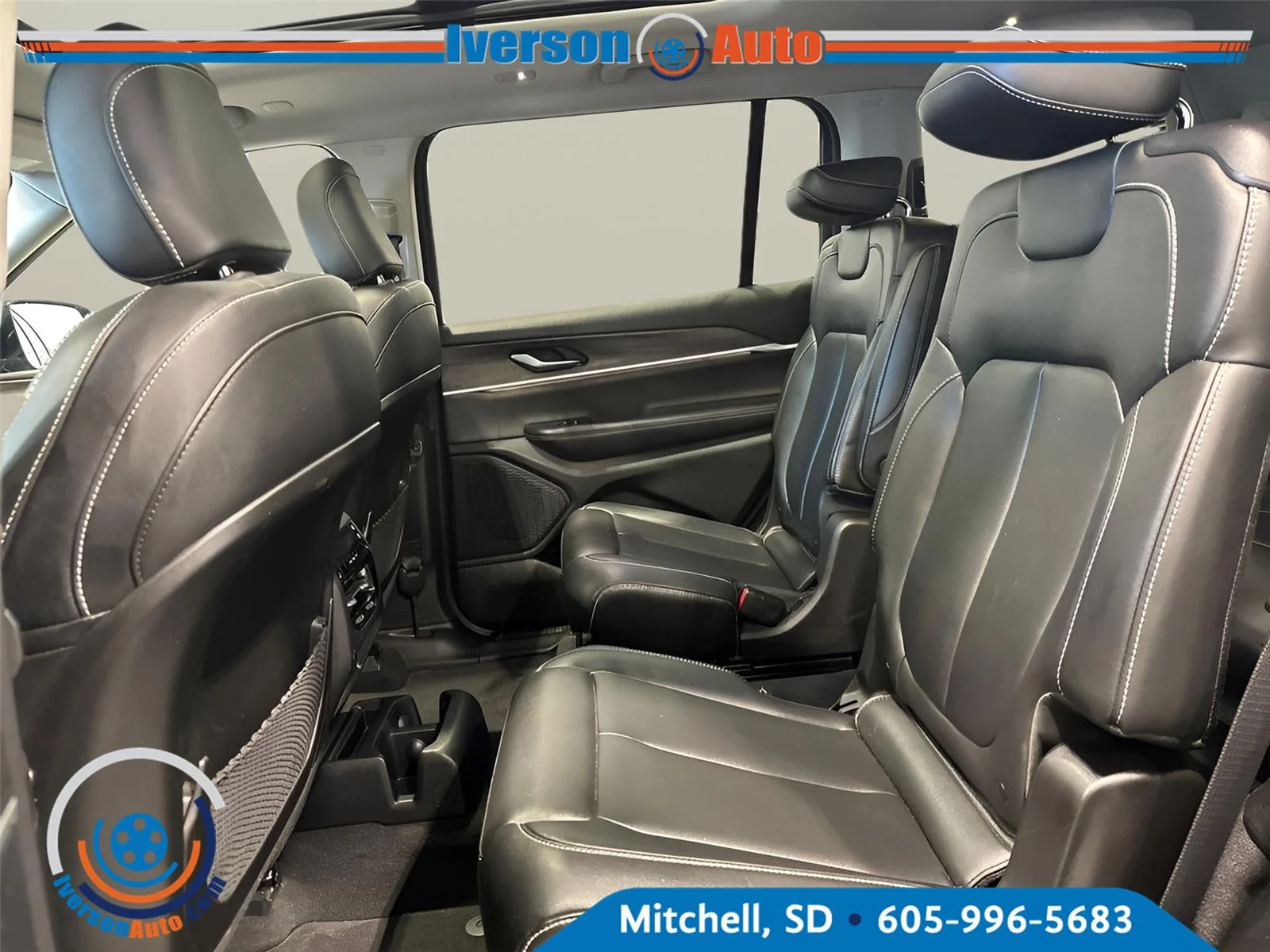 Used 2023 Diamond Black Crystal Pearlcoat Jeep Limited image 28
