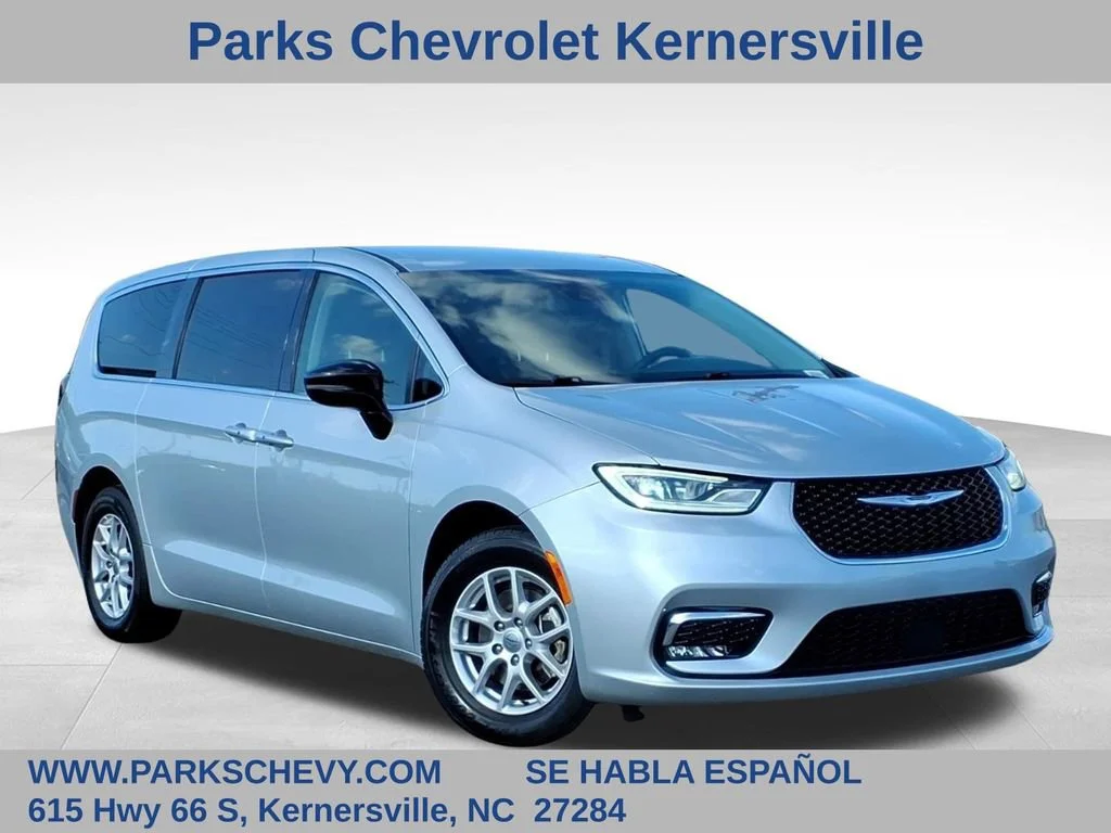 2024 Chrysler Pacifica Touring L's photo