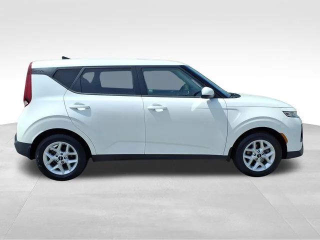 Used 2022 White Kia LX image 11
