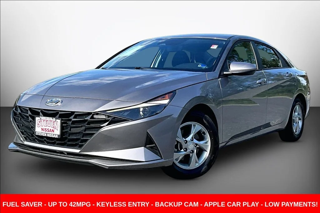 Used 2023 Silver Hyundai SE image 3