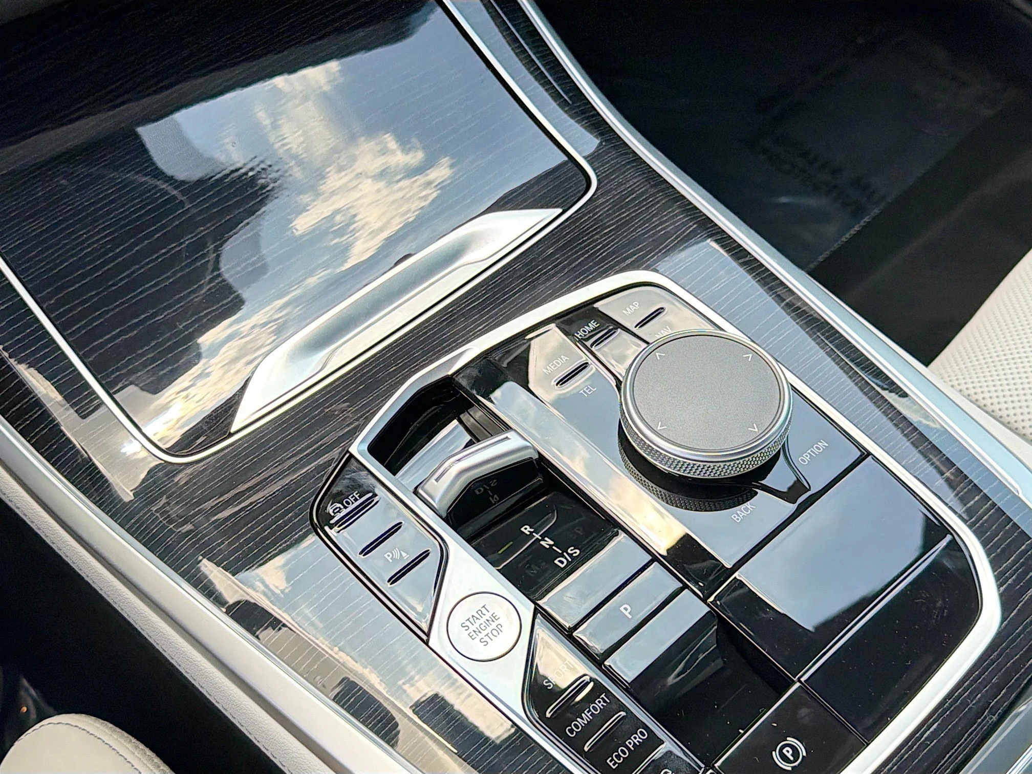 New 2026 Mineral White Metallic BMW xDrive40i image 28