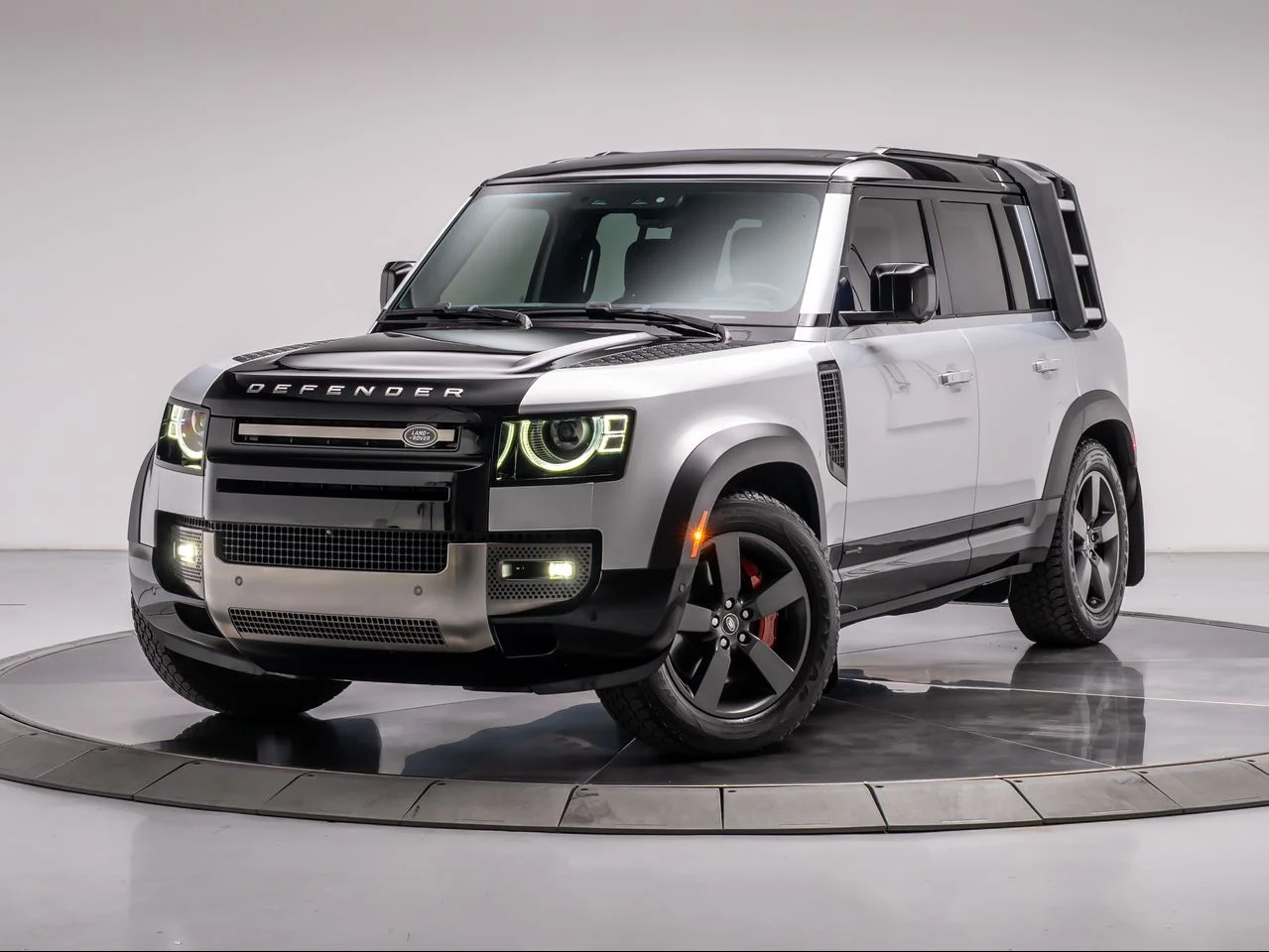 Used 2023 Hakuba Silver Metallic Land Rover 110 X image 1