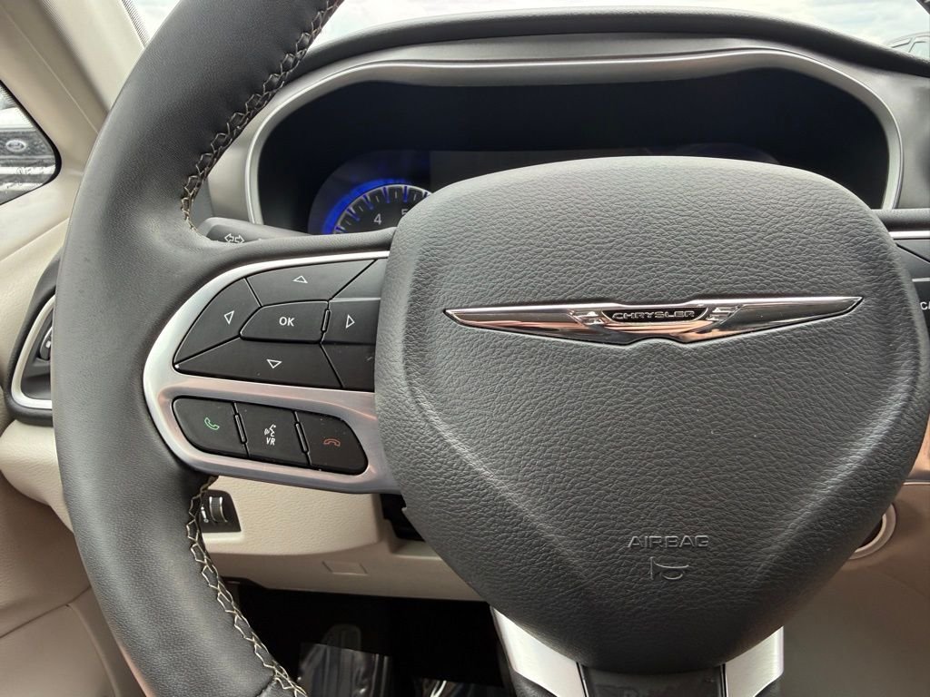 Used 2023 Bright White Clearcoat Chrysler Touring L image 27