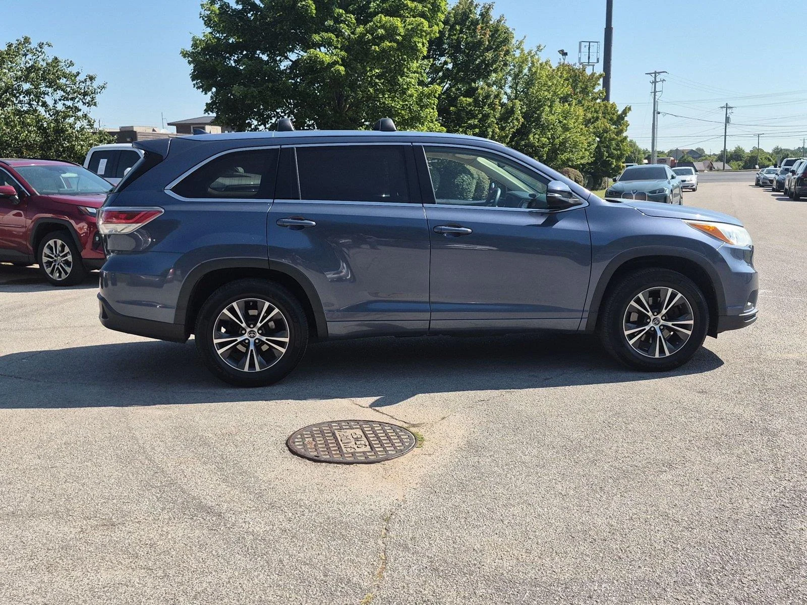 Used 2016 Shoreline Blue Pearl Toyota XLE image 6