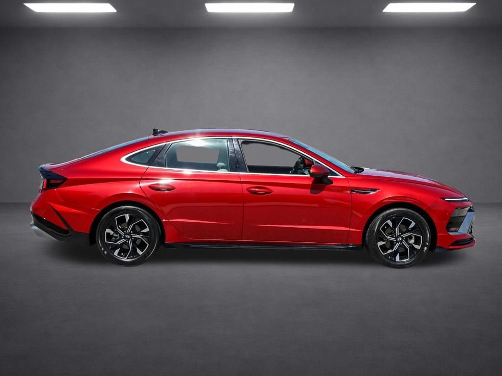 Used 2025 Red Hyundai SEL image 2