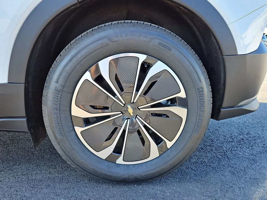 New 2026 Summit White Chevrolet LT image 31