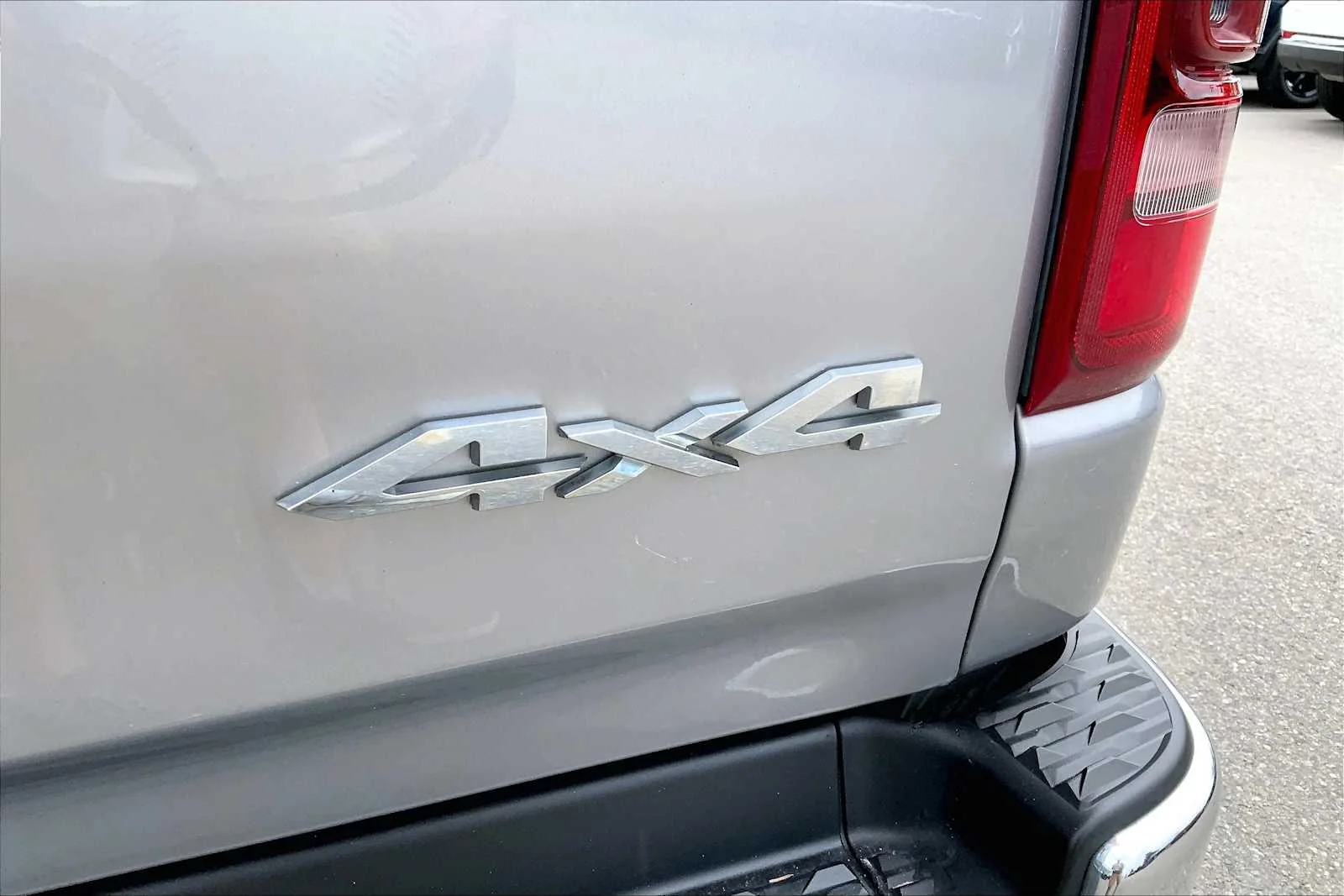 Used 2019 Billet Silver Metallic Clearcoat Ram Laramie image 9