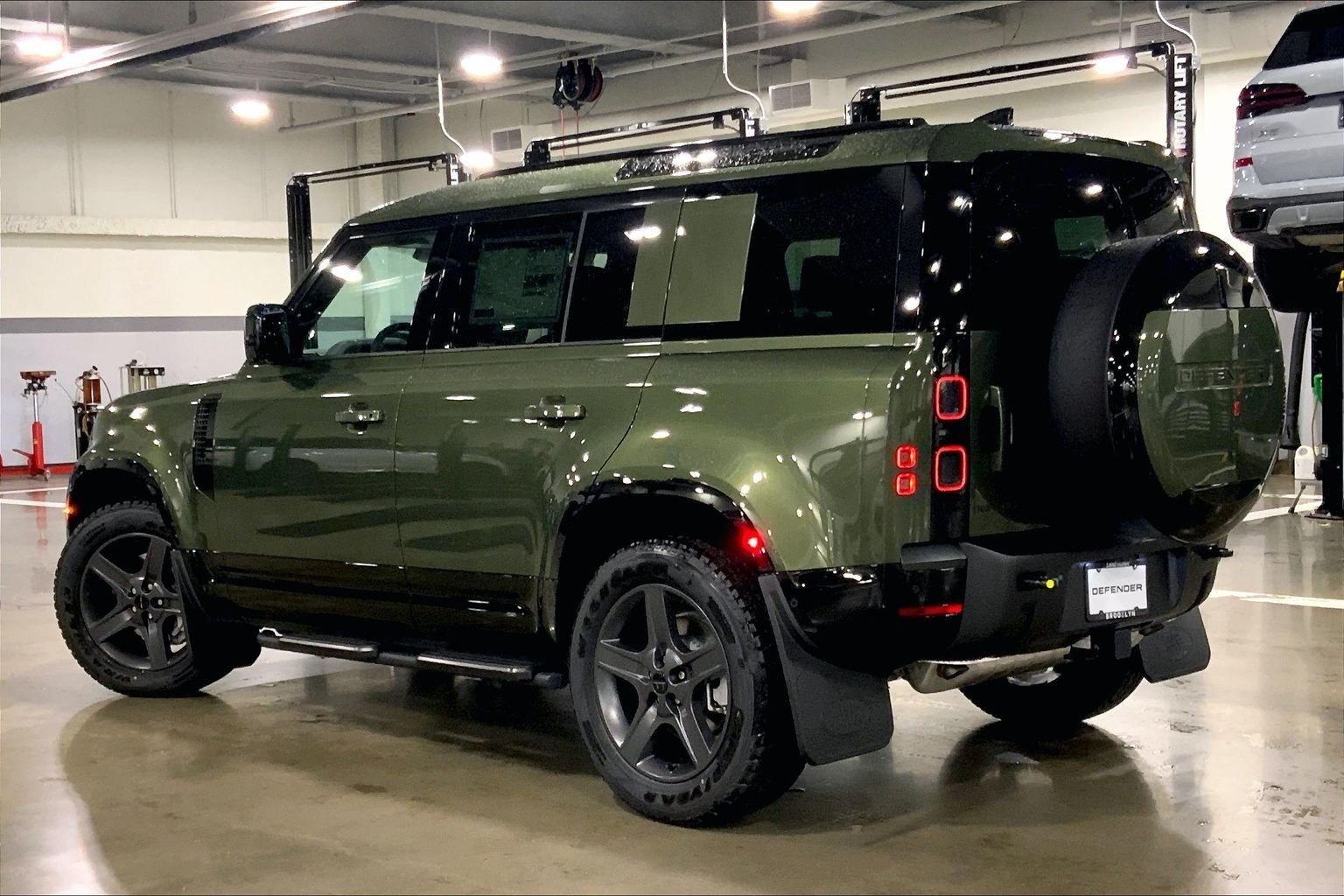 New 2026 Woolstone Green Land Rover X-Dynamic SE image 12
