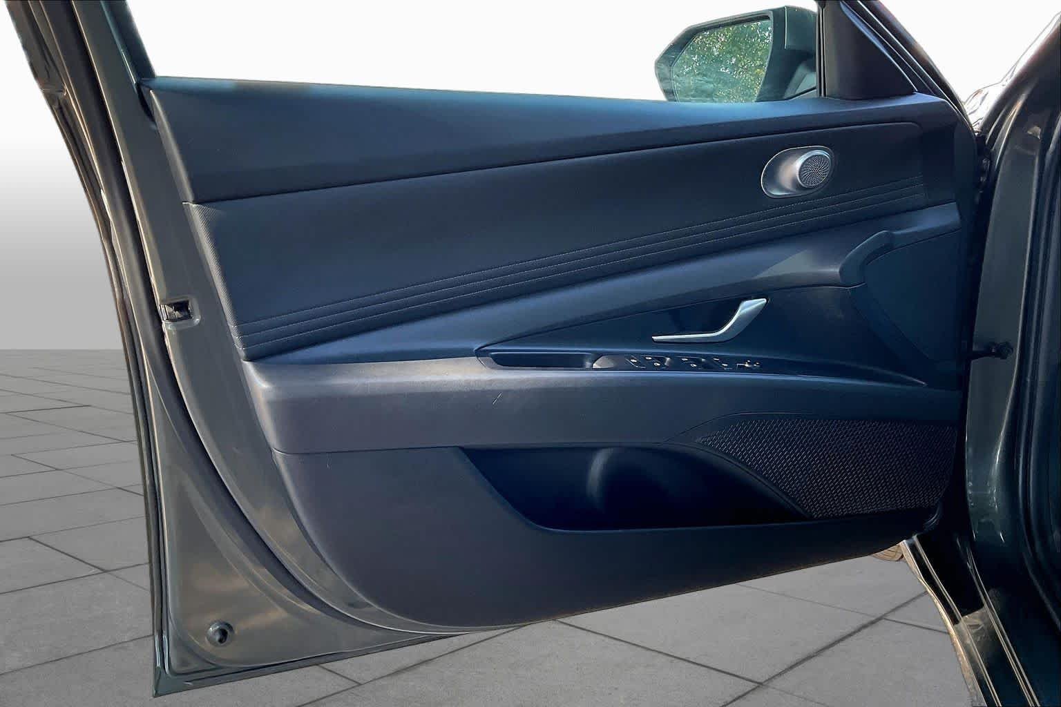 Used 2025 Amazon Gray Hyundai SEL Convenience image 22