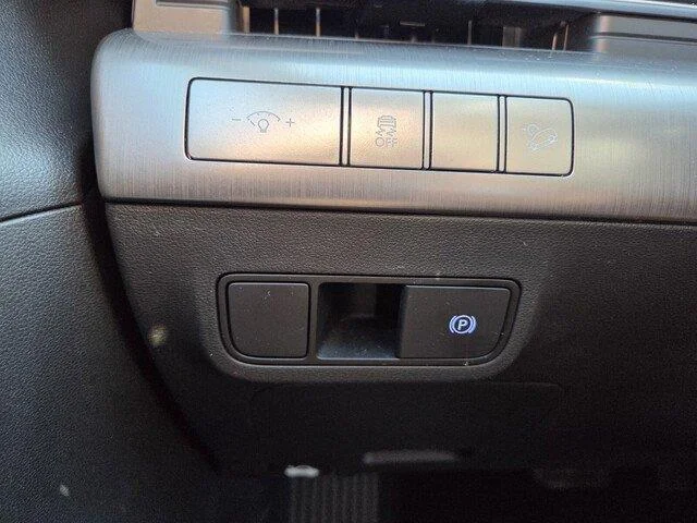 Used 2025 Atlas White Hyundai SEL image 12