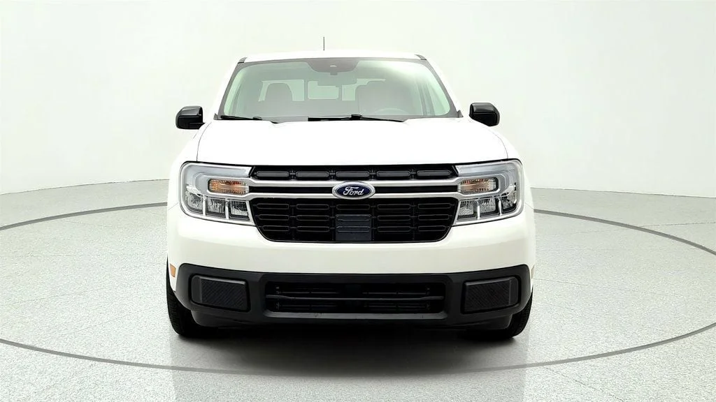 Used 2024 Oxford White Ford LARIAT AWD SuperCrew image 2