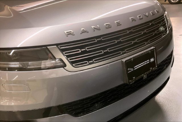 Used 2024 Eiger Grey Metallic Land Rover SE image 33