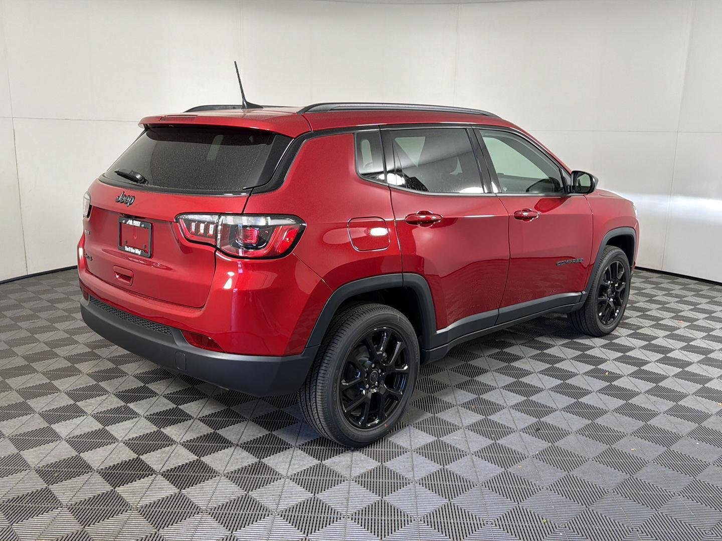 New 2026 Red Hot Pearl-Coat Exterior Paint Jeep Latitude Altitude image 4