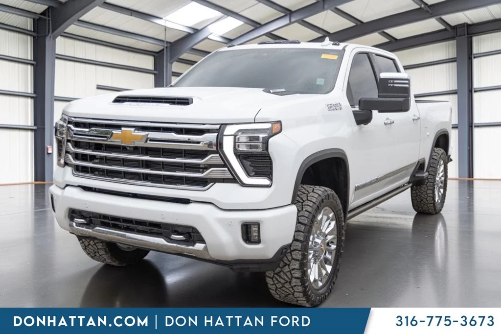 Used 2025 White Chevrolet High Country image 23