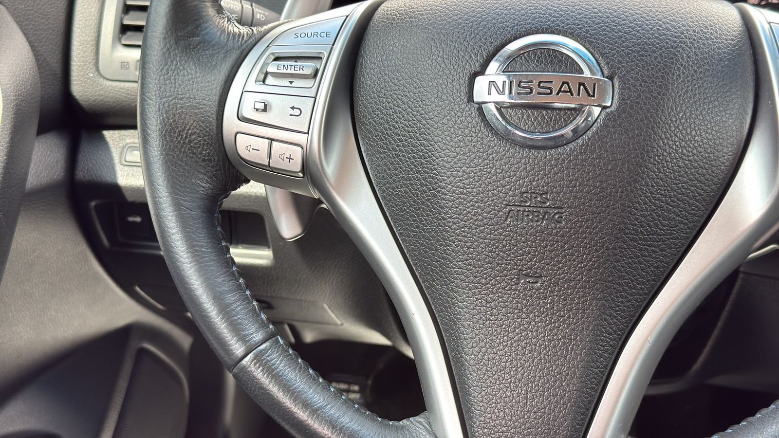 Used 2016 White Nissan 2.5 SR image 16