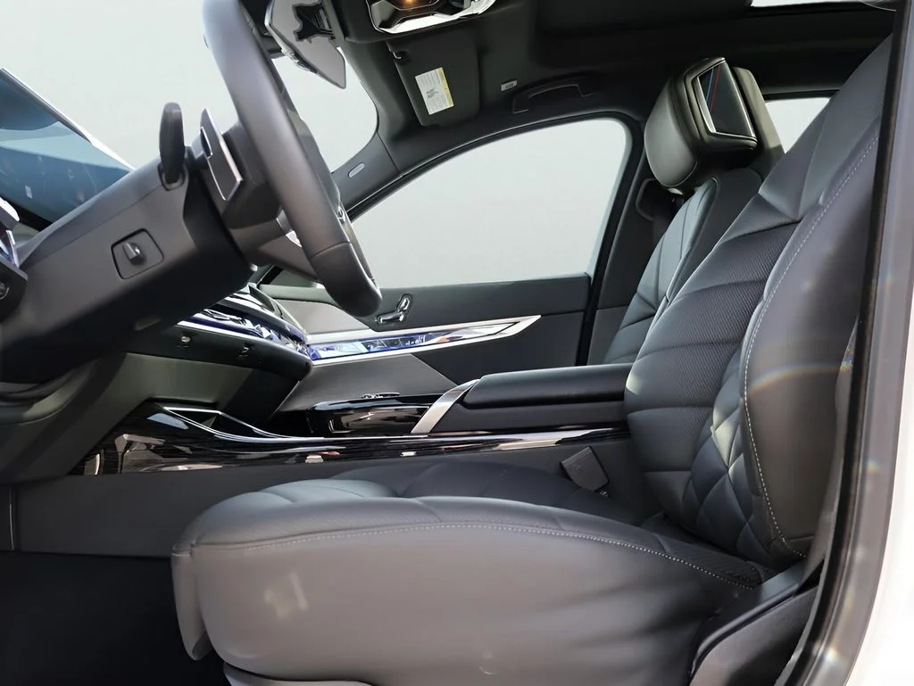 2025 BMW 7 Series 740i - Photo 40