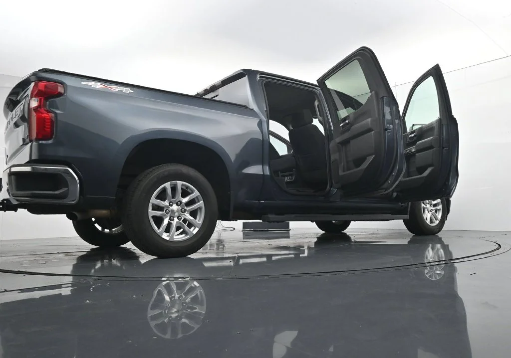 Used 2020 Gray Chevrolet LT image 28