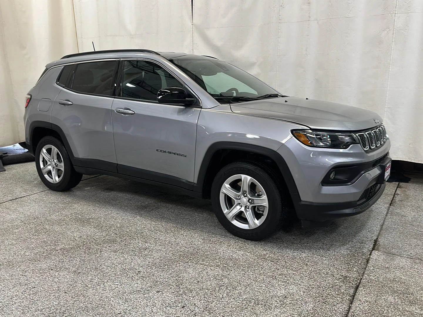 Used 2023 Billet Silver Metallic Clearcoat Jeep Latitude image 7
