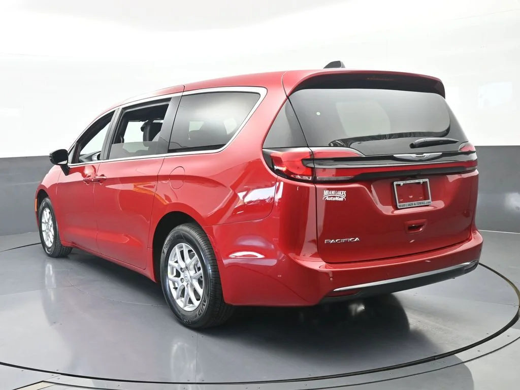 New 2026 Red Hot Pearl-Coat Exterior Paint Chrysler Select image 4