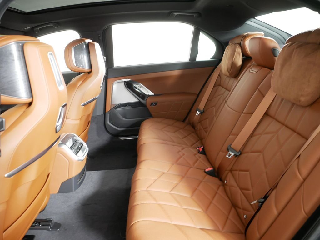2025 BMW 7 Series 750e - Photo 28