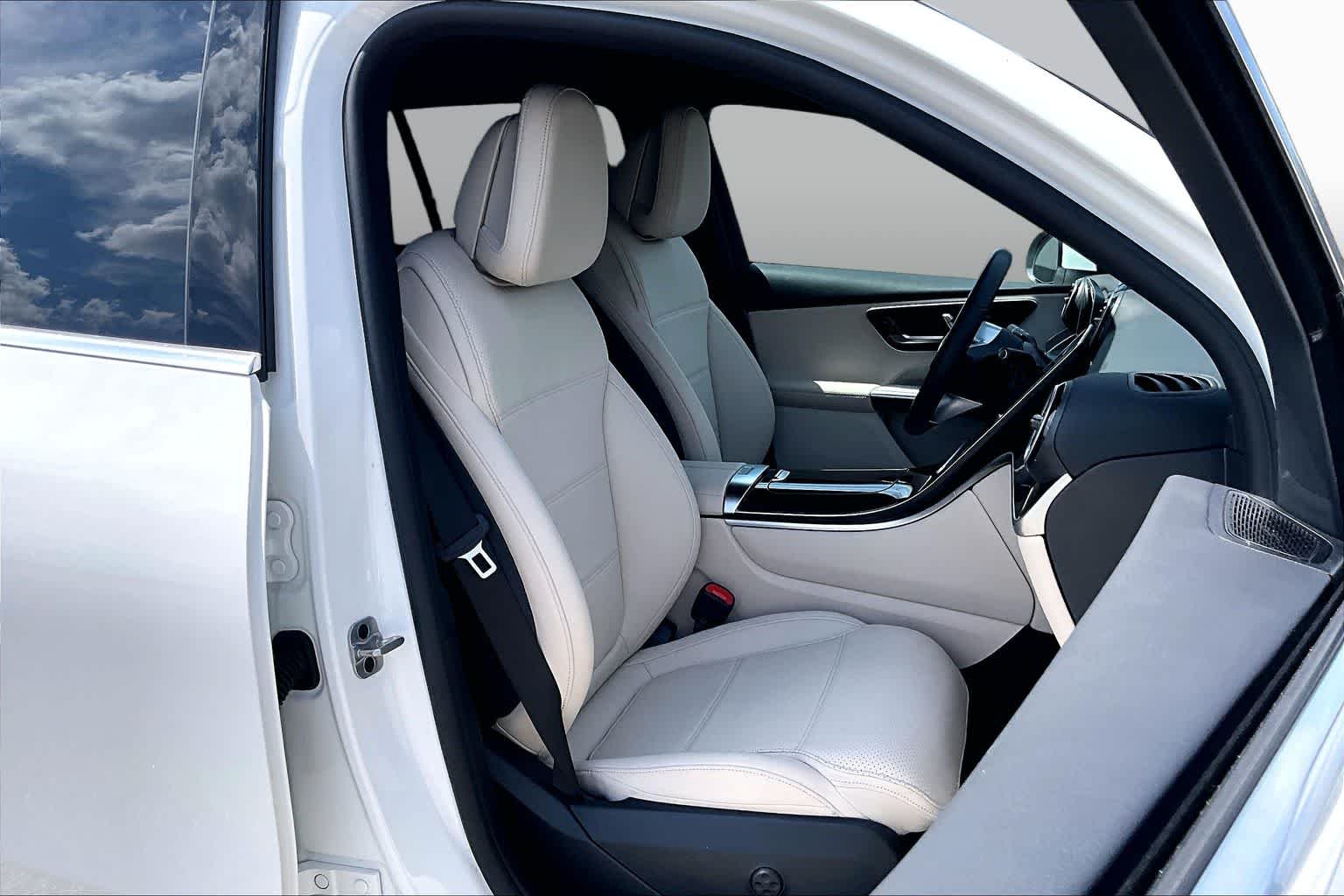 Used 2025 Polar White Mercedes-Benz GLC 300 image 9