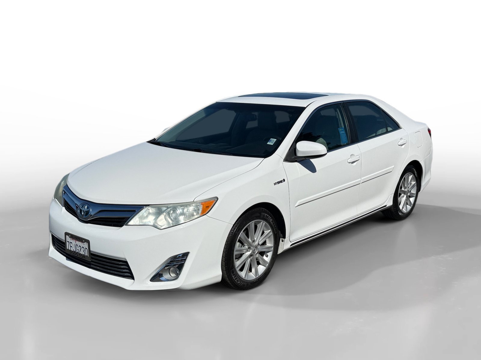 Used 2014 Super White Toyota XLE image 1
