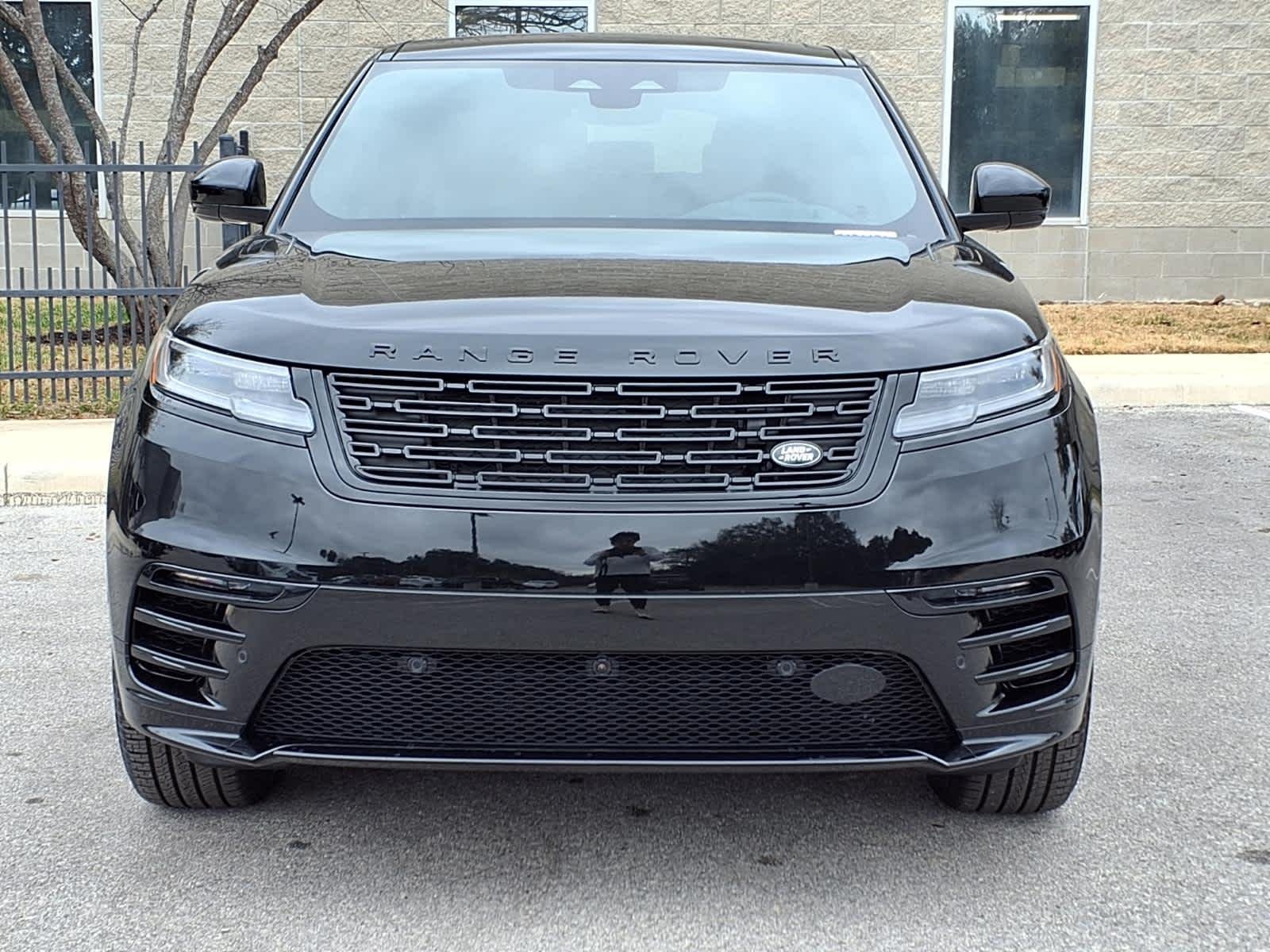 New 2026 Santorini Black Land Rover Dynamic SE image 2