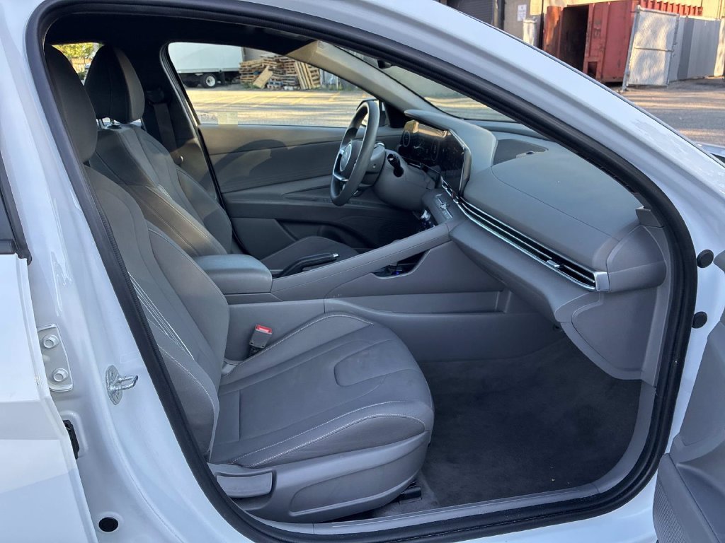Used 2024 White Hyundai SEL image 10