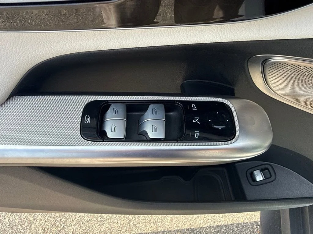 Used 2023 White Mercedes-Benz GLC 300 image 28