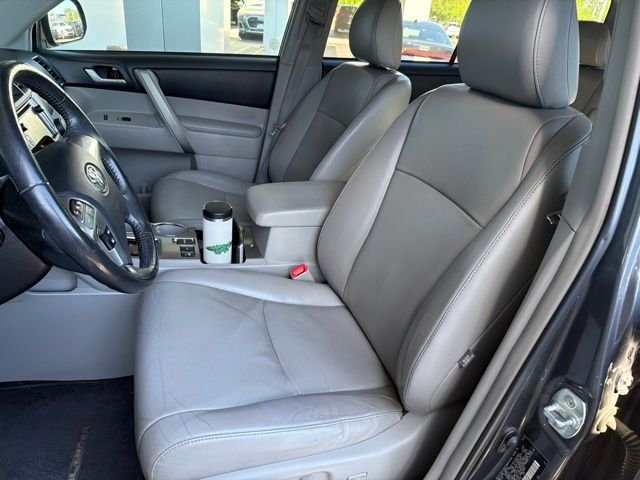 Used 2013 Gray Toyota SE image 8