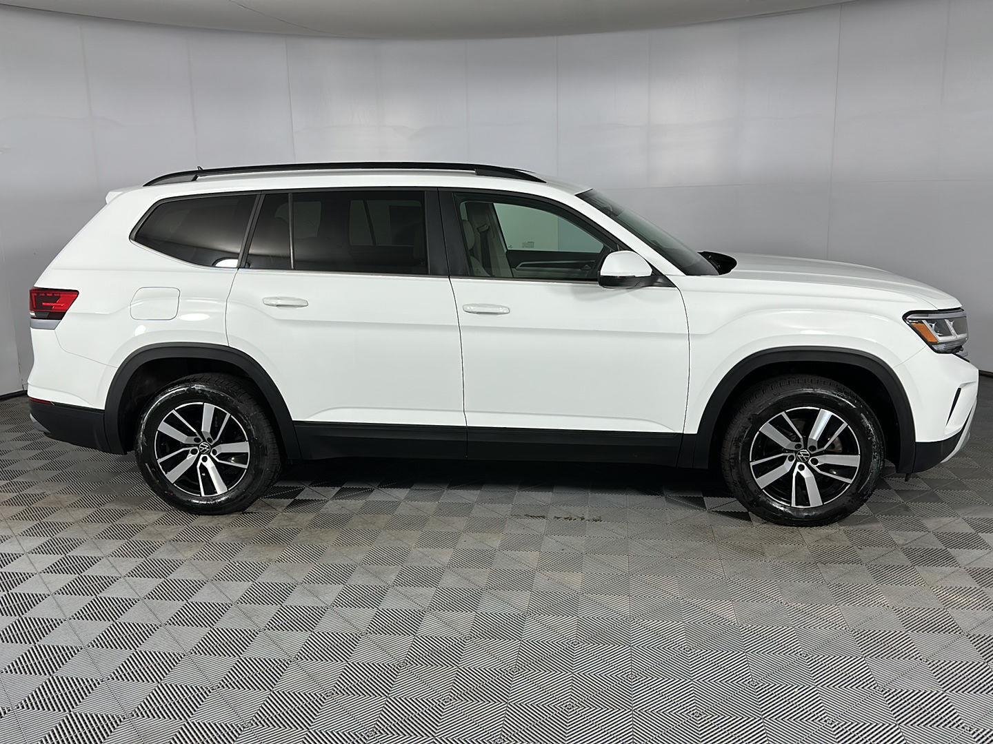 Used 2022 Pure White Volkswagen 2.0T SE image 28