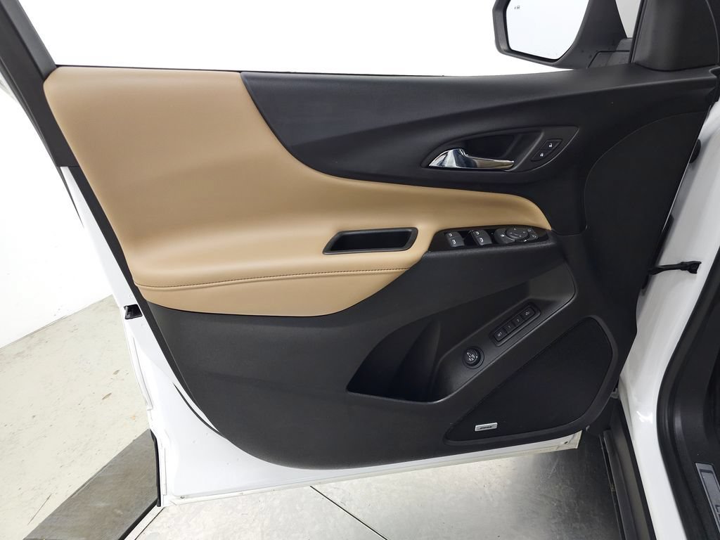 Used 2022 IRIDESCENT PEARL TRICOAT Chevrolet Premier image 14