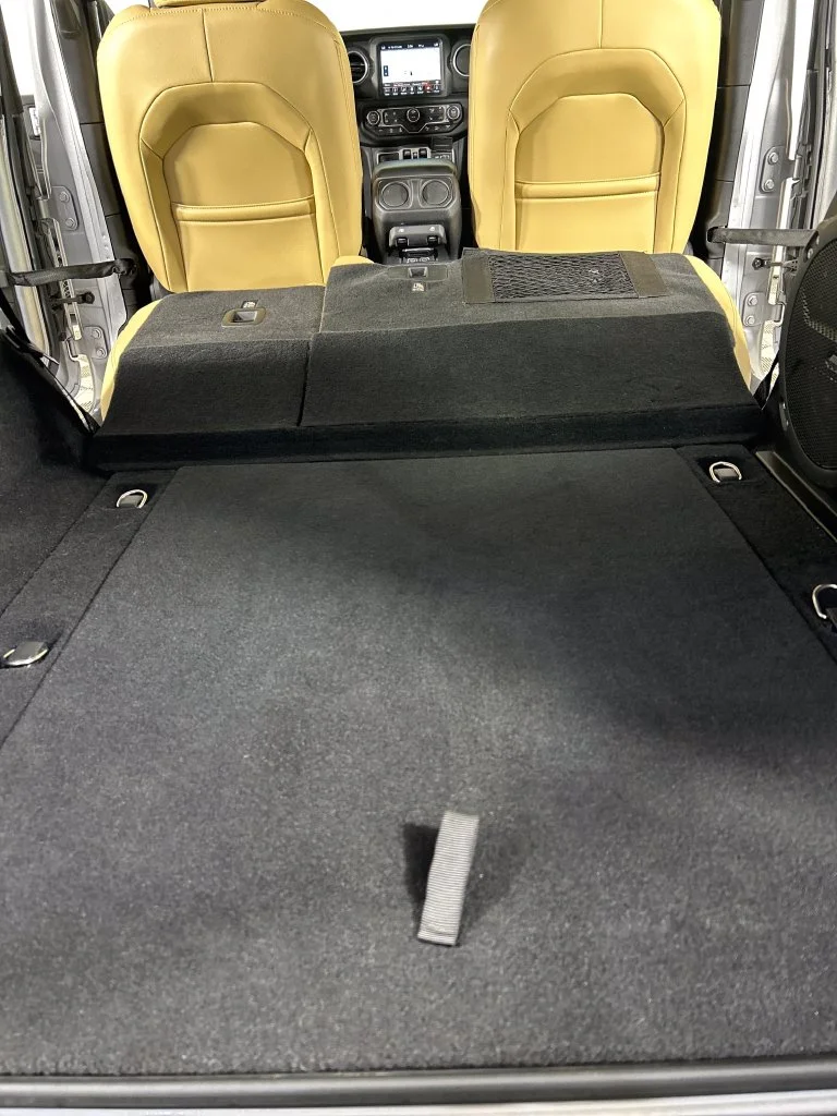 Used 2018 Silver Jeep Unlimited Sahara image 21