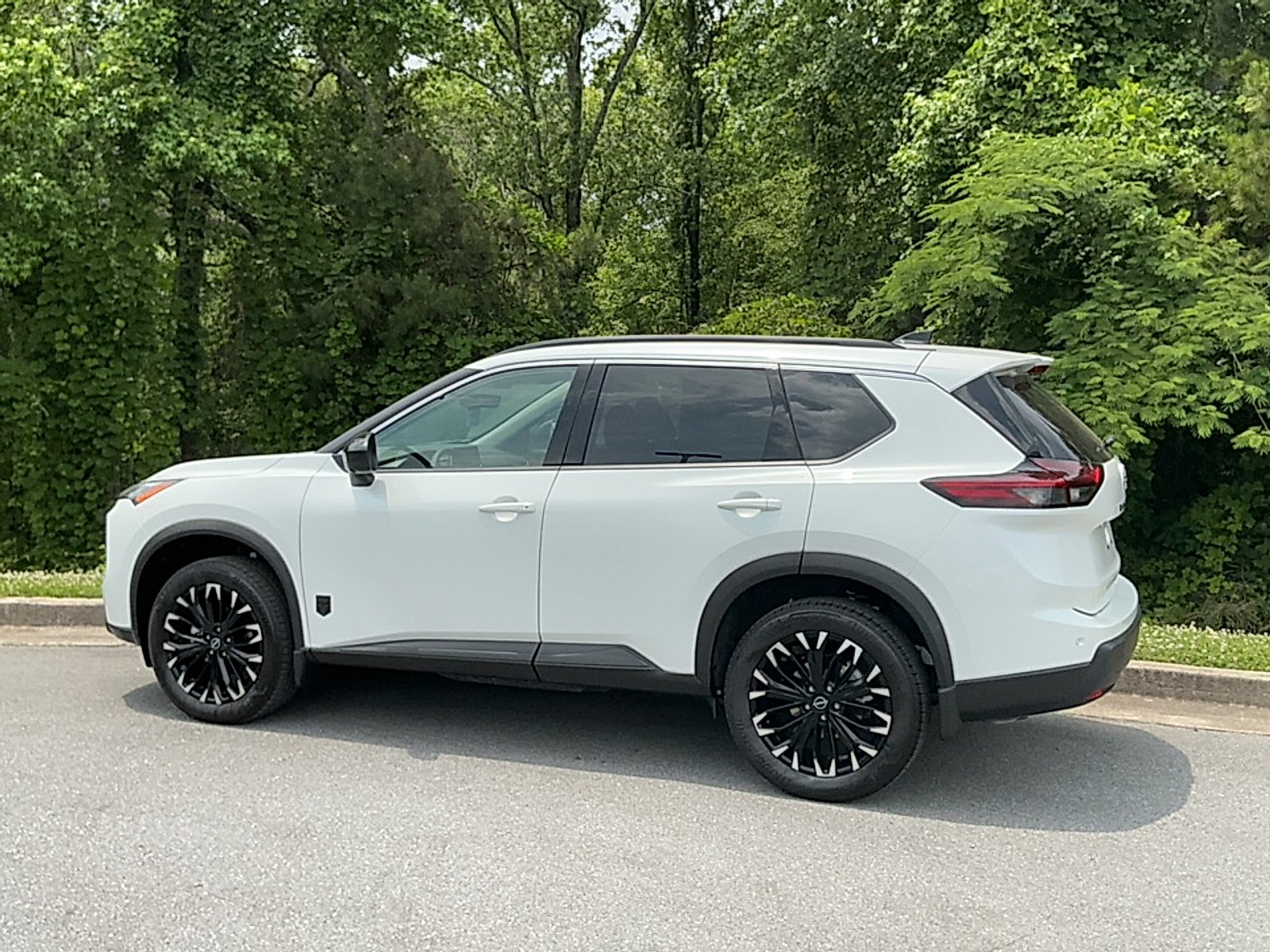 New 2026 Everest White Pearl Tricoat Nissan Dark Armor image 3