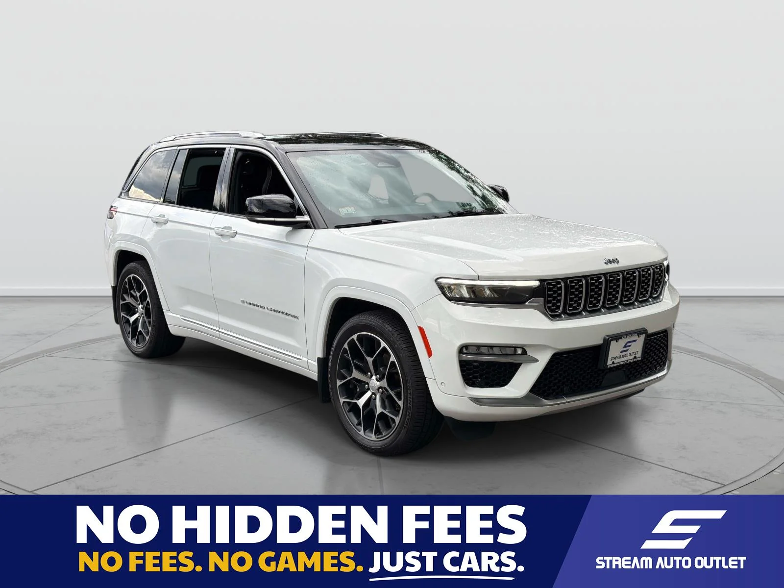 Used 2023 White Jeep Summit Reserve image 1