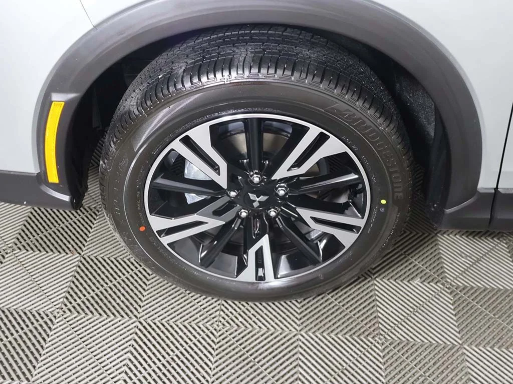 New 2026 Silver Mitsubishi SE image 17