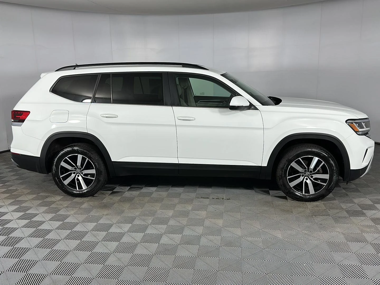 Used 2022 Pure White Volkswagen 2.0T SE image 28