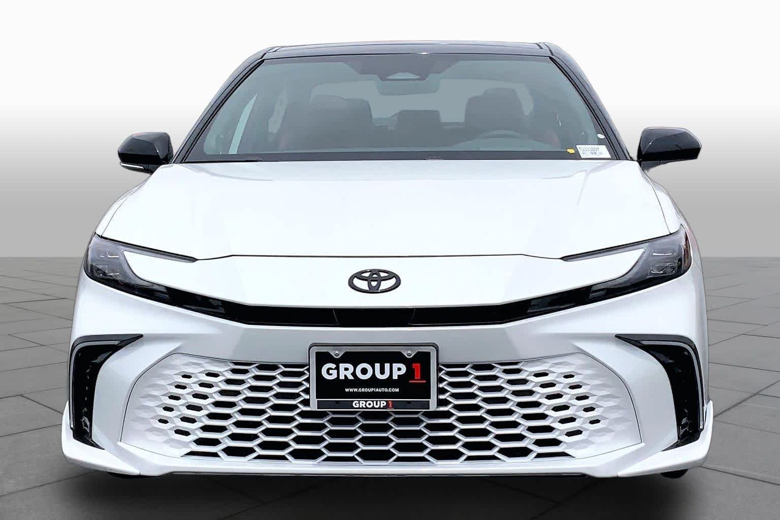 New 2026 Wind Chill Pearl with Midnight Black Metallic roof Toyota XSE image 3