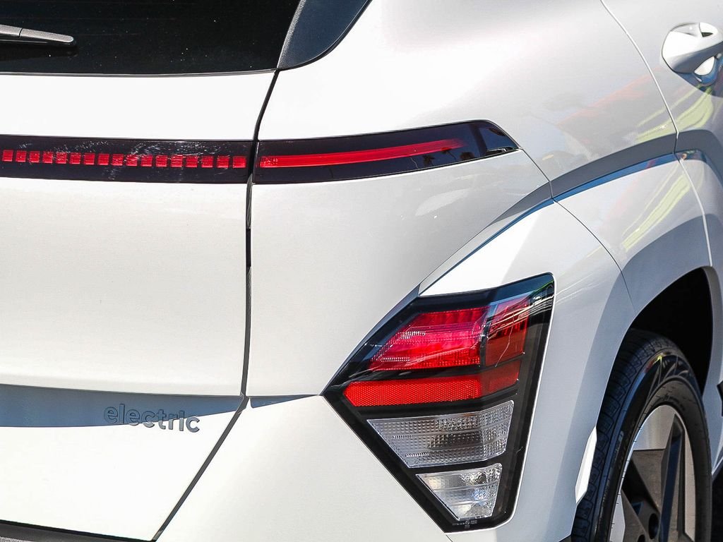 Used 2024 White Hyundai SEL image 9