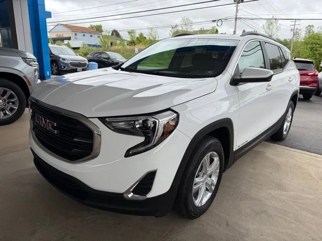 Used 2021 Summit White GMC SLE image 1