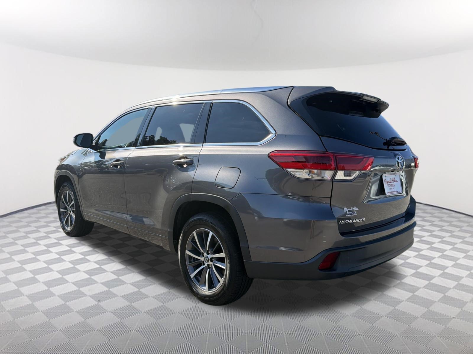 Used 2018 Predawn Gray Mica Toyota XLE image 13