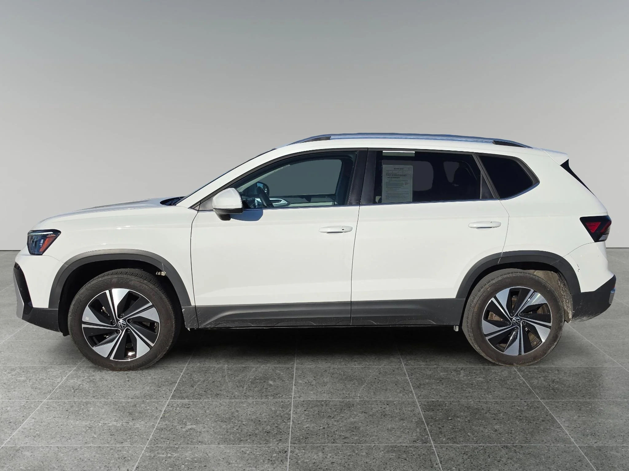 Used 2025 Pure White Volkswagen SE image 2