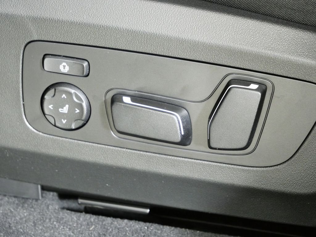Certified Used 2026 Black Sapphire Metallic BMW M50 xDrive image 44